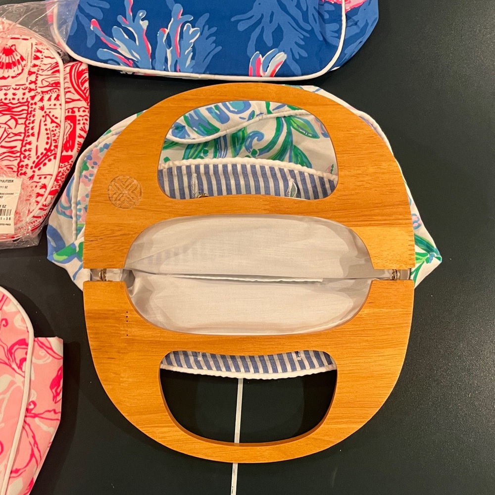 Lilly Pulitzer Bermuda Bag Wood Handle W/4 Reversible Covers NEW - Picture 2 of 3